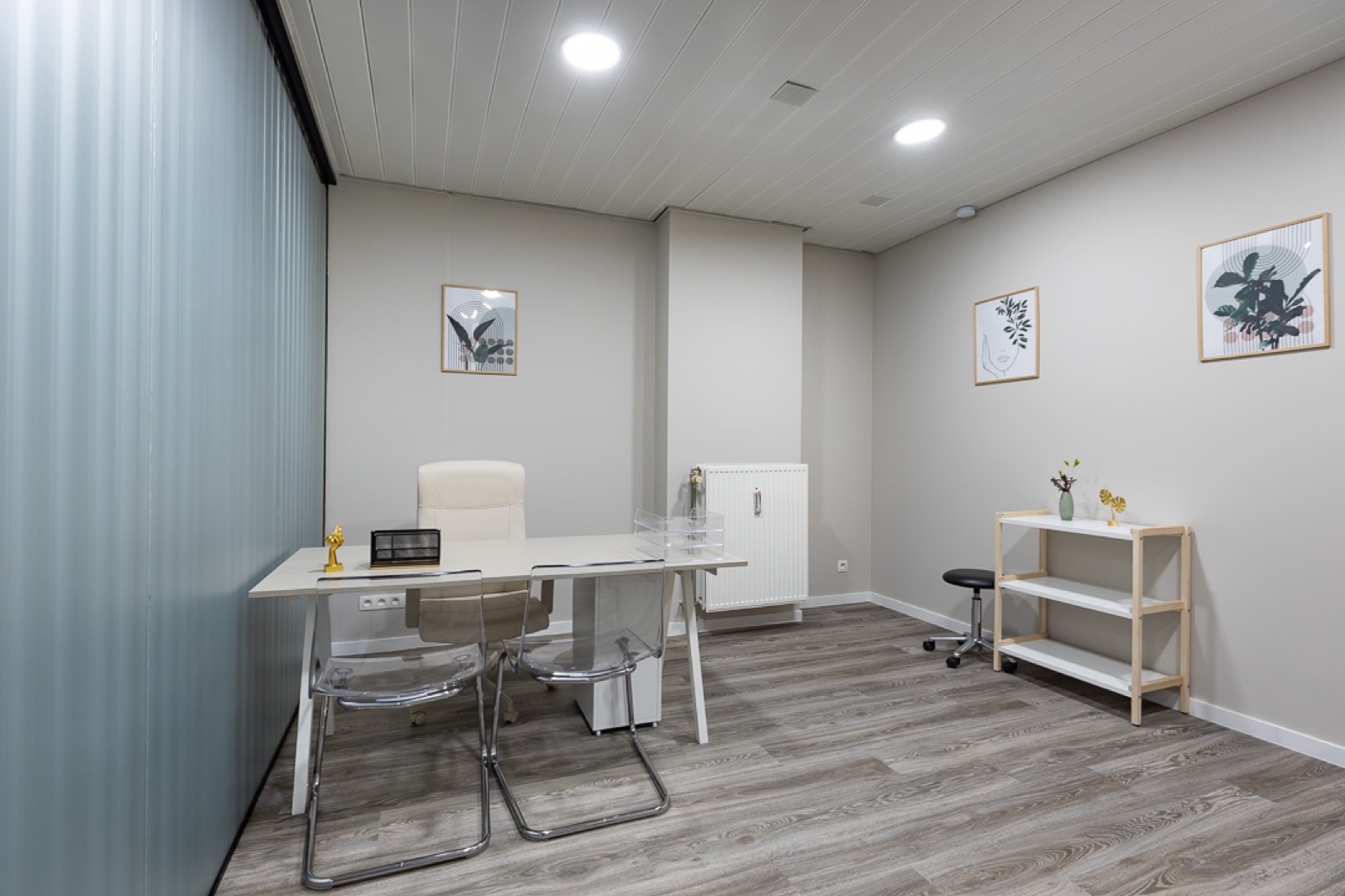 Medinoh — espace d'attente, lumière naturelle et matériaux apaisants