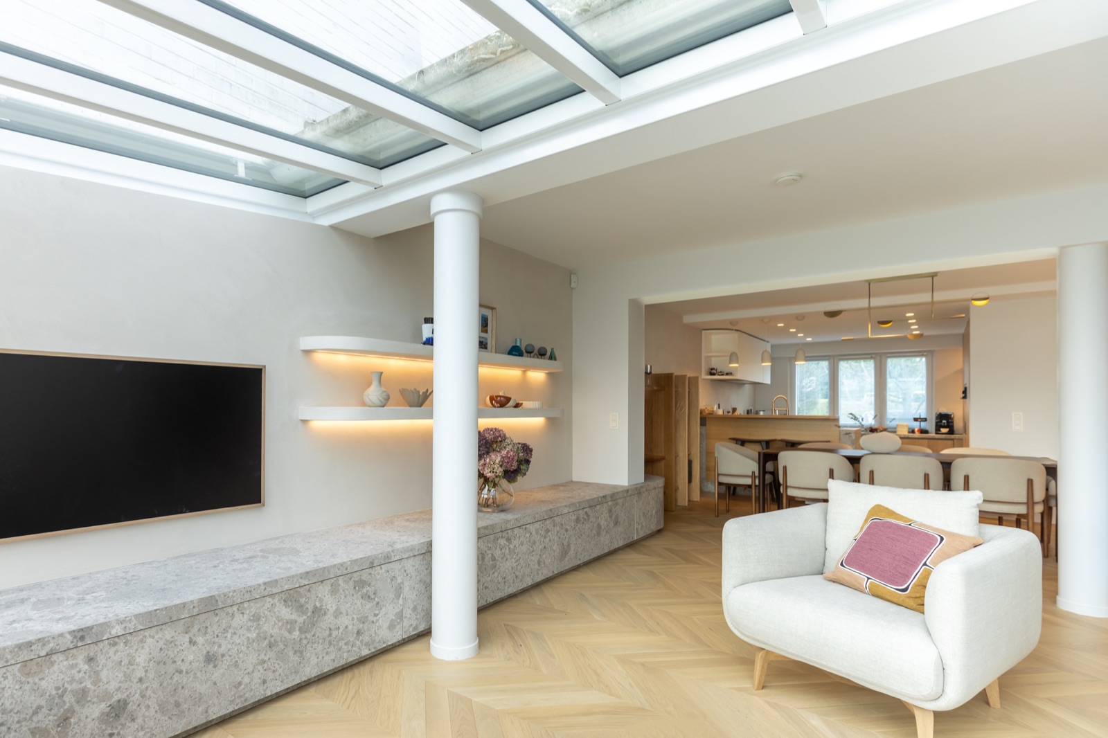 Salon Vanneaux avec verrière en toiture, parquet chevron et cuisine ouverte