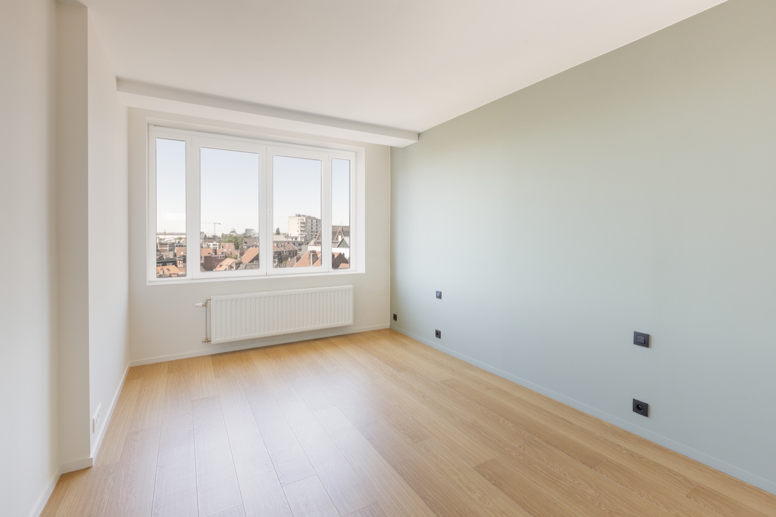 Whitlock — chambre rénovée, vue sur les toits de Bruxelles